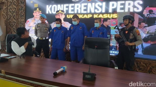 Tiga tersangka duel maut yang terjadi di Lapangan Nguwet Kranggan Temanggung saat dihadirkan dalam konferensi pers, Senin (27/5/2024).