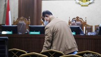 Mantan Hakim Agung nonaktif Gazalba Saleh menjalani sidang lanjutan agenda putusan sela di Pengadilan Tipikor,  Jakarta, Senin (27/5/2024). 