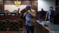 Hakim menyatakan surat dakwaan jaksa KPK tidak dapat diterima. Hakim menyatakan jaksa KPK dalam kasus Gazalba belum menerima surat perintah penunjukan pendelegasian kewenangan dari jaksa agung. 