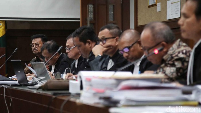 Terdakwa kasus pemerasan dan gratifikasi di Kementerian Pertanian, Syahrul Yasin Limpo saat mengikuti sidang lanjutan di Pengadilan Tipikor, Jakarta, Senin (27/5/2024). Sidang lanjutan mantan Menteri Pertanian tersebut beragendakan mendengarkan keterangan dari delapan orang saksi yang dihadirkan Jaksa Penuntut Umum dari Kementerian  dan vendor dan nanti akan dilanjutkan dengan keterangan saksi keluarga.