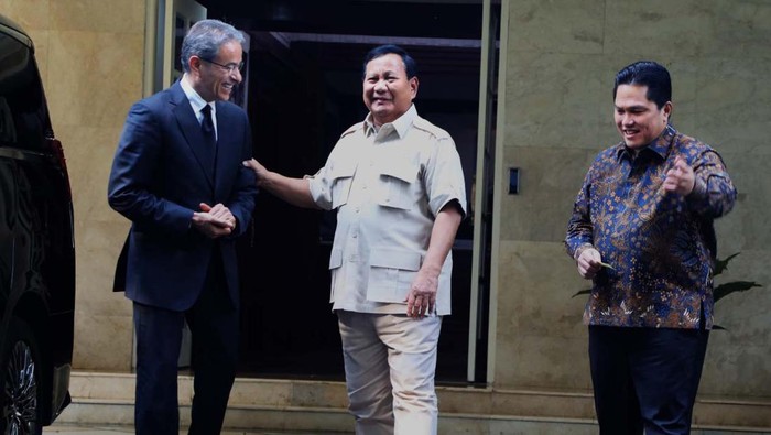 Prabowo Subianto menerima kunjungan pemilik gedung tertinggi di dunia Burj Khalifa, Mohamed Ali Rashed Alabbar. Mohamed Ali Rashed ditemani oleh Erick Thohir.