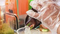 Racikan Es Kuwut Tomang dilengkapi dengan selasih, jeruk nipis, dan tambahan sirup sebagai pemanisnya. Lokasi gerainya berada di Jalan Tomang Asli No.24, Jatipulo, Palmerah, Jakarta Barat. Foto: Google Review