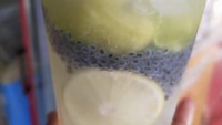 Topping selasih yang melimpah membuat es kuwut di Es Kuwut Bayu terasa lebig segar. Es ini dijual mulai dari Rp 5.000an dan bisa didapatkan di Jalan H. Cari No.57, Pondok Kacang Barat, Kota Tangerang. Foto: Google Review