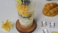 Tidak hanya didominasi dengan kelapa dan selasih, SKuwud menyajikan es kuwut dengan tambahan potongan buah segar. Per gelas esnya dibanderol mulai dari Rp 15.000an dan dapat dibeli di Villa Mutiara, Jalan Mirah III Blok P1A, Ciputat, Tangerang Selatan. Foto: Google Review