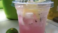 Es Kuwut Bali Bang Yoes menawarkan berbagai varian es kuwut dengan tambahan parutan kelapa muda. Dijual di Jalan Keramat No.2, Cilandak Timur, Pasar minggu harganya dibanderol mulai dari Rp 8.000an. Foto: Google Review