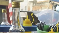 Perpaduan es kuwut yang segar dikreasikan oleh Mang Dadan agar lebih komplet dengan kelapa muda. Berbagai variannya dijual Rp 10.000an pada gerai yang berlokasi di Jalan Paso, Jagakarsa, Jakarta Selatan. Foto: Google Review