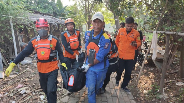 Evakuasi jasad pemuda hanyut di Sungai Cisadane