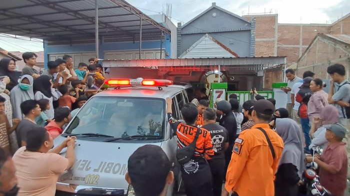Evakuasi penemuan mayat pria di Parepare, Sulsel.