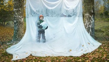 Hal ini mengajarkan saya untuk memecah tantangan kompleks menjadi bagian-bagian yang dapat dikelola dan berpikir logis dan kreatif. Pola pikir ini sangat berharga ketika saya menyatukan berbagai elemen fotografi untuk membentuk gambar yang koheren. Keterampilan teknis saya juga membantu saya menguasai perangkat lunak dan alat diperlukan untuk manipulasi foto yang rumit, memastikan bahwa gambar akhir saya tidak hanya memukau secara visual tetapi juga presisi secara teknis. Foto: Erik Johansson