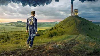 “Pemandangan Götene, dengan lapangan terbuka, hutan, dan langit yang luas, telah mengakar dalam apresiasi saya terhadap keindahan dan ketenangan alam,” ujarnya. “Lingkungan yang tenang ini telah menanamkan dalam diri saya rasa takjub dan kemungkinan, yang saya terjemahkan ke dalam karya-karya nyata saya. Lahan yang luas dan kesederhanaan kehidupan pedesaan memungkinkan imajinasi saya terbang bebas.” Foto: Erik Johansson