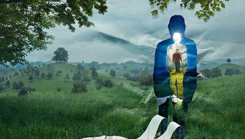 Membuat manipulasi foto surealis memang tidak mudah. Dibutuhkan banyak keterampilan dan kreativitas. Erik mengungkap bahwa salah satu proyeknya yang paling menantang adalah karya terbarunya, “Between the Shadows.” Dalam karyanya ini, ia menggunakan ruang negatif untuk membuat batang pohon terlihat seperti ruang di antara keduanya dan sebaliknya.  Foto: Erik Johansson