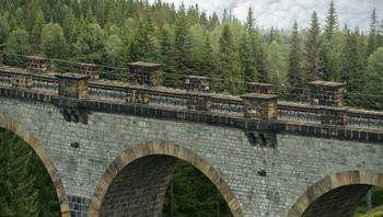 “Saya memulai dengan membuat sketsa konsep, memvisualisasikan bagaimana berbagai elemen akan bersatu untuk membentuk pemandangan yang nyata namun dapat dipercaya. Setelah saya memiliki visi yang jelas, saya melanjutkan ke perencanaan pemotretan, mempertimbangkan lokasi, alat peraga, dan pencahayaan yang diperlukan. Setelah memotret elemen yang diperlukan, saya memadukannya dengan cermat menggunakan teknik manipulasi foto. Tahap pasca-pemrosesan adalah saat keajaiban terjadi, saat saya menyelaraskan warna, bayangan, dan perspektif untuk membuat gambar akhir terlihat mulus dan realistis. ujarnya kepada Boredpanda. Foto: Erik Johansson