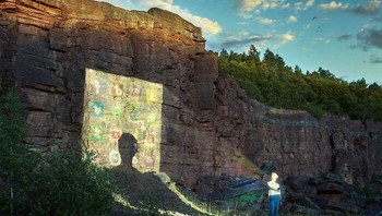 Realisme dan transisi yang sempurna selalu sulit untuk ditangkap. Saya menghabiskan waktu berjam-jam memotret tekstur dan medan yang berbeda-beda, lalu dengan cermat menyatukannya dalam pasca-produksi. Kendala paling signifikan adalah mencapai perspektif dan kedalaman yang tepat, yang memerlukan perencanaan yang cermat dan banyak hal. revisi. Melalui kesabaran dan perhatian terhadap detail, saya berhasil menghidupkan gambar tersebut, menangkap esensi nyata yang saya bayangkan. Foto: Erik Johansson