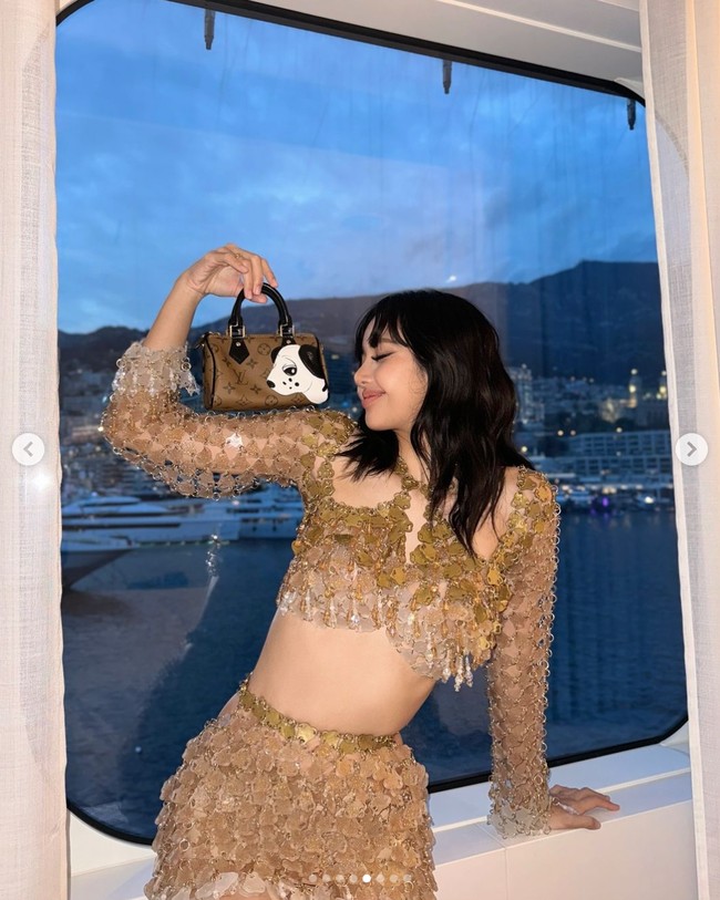 Gaun tersebut dipadukan dengan koleksi tas Louis Vuitton ‘Nano Speedy’ dengan print bergambar anjing dalmantion seharga $2,600 atau sekitar Rp 41,7 juta. Foto: dok. Instagram @lalalalisa_m