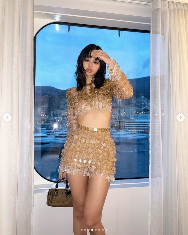 Seperti dilansir dari akun Instagram resmi PIPATCHARA, gaun Lisa BLACKPINK dibuat menggunakan 1,800 sampah. Sebanyak 80% hasil daur ulang tutup botol plastik sedangkan 20% bahan gaunnya adalah wadah makanan dari sampah rumah tangga. Foto: dok. Instagram @lalalalisa_m