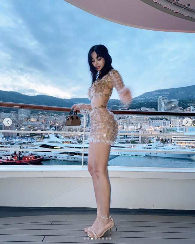 Penampilan Lisa BLACKPINK sontak menjadi perbincangan. Gaun yang dikenakannya merupakan rancangan desainer Thailand dari merek PIPATCHARA dan terbuat dari bahan ramah lingkungan. Foto: dok. Instagram @lalalalisa_m