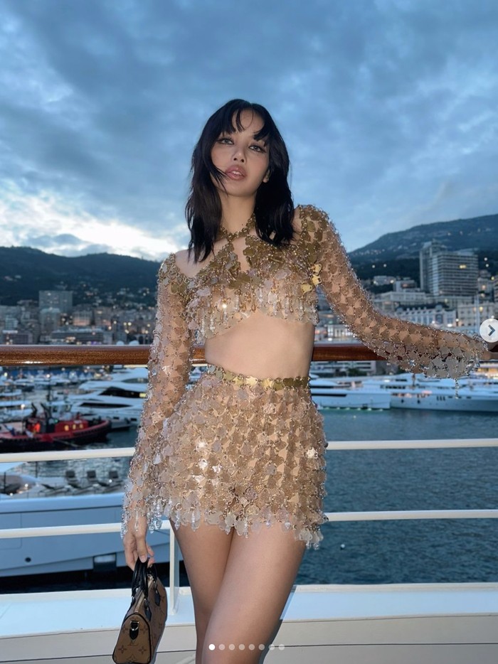 Gaya Lisa BLACKPINK Pakai Gaun Bling-bling Hasil Daur Ulang di Monako