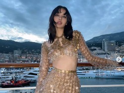 7 Gaya Lisa BLACKPINK Pakai Gaun Bling-bling Hasil Daur Ulang di Monako