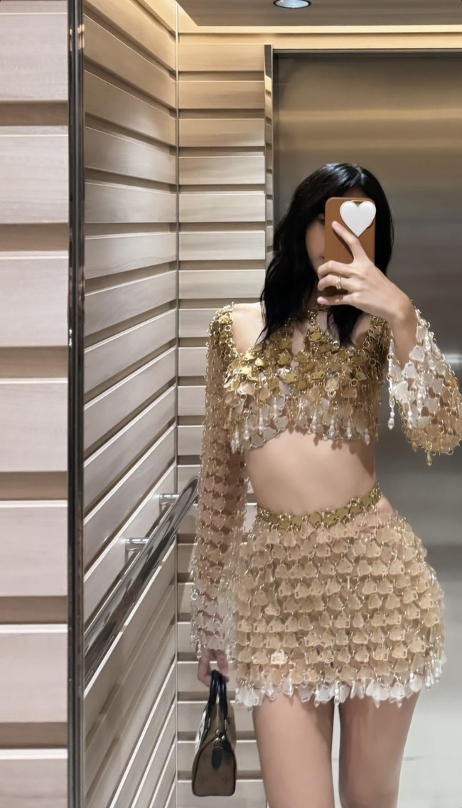 Baju berpotongan halter yang mengekspos bagian torso itu membuat Lisa BLACKPINK tampil edgy. Bagian ujungnya memuat tutup botol berwarna transparan. Foto: dok. Instagram @lalalalisa_m