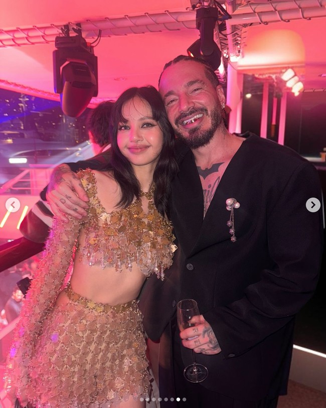 Acara makan malam TAG Heuer menjadi ajang reuni Lisa BLACKPINK dan penyanyi Kolombia, J Balvin. Keduanya sama-sama mengisi acara konser amal Gala des Pièces Jaunes di Prancis pada 26 Januari 2024. Foto: dok. Instagram @lalalalisa_m