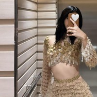 Baju berpotongan halter yang mengekspos bagian torso itu membuat Lisa BLACKPINK tampil edgy. Bagian ujungnya memuat tutup botol berwarna transparan. Foto: dok. Instagram @lalalalisa_m