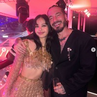 Acara makan malam TAG Heuer menjadi ajang reuni Lisa BLACKPINK dan penyanyi Kolombia, J Balvin. Keduanya sama-sama mengisi acara konser amal Gala des Pièces Jaunes di Prancis pada 26 Januari 2024. Foto: dok. Instagram @lalalalisa_m