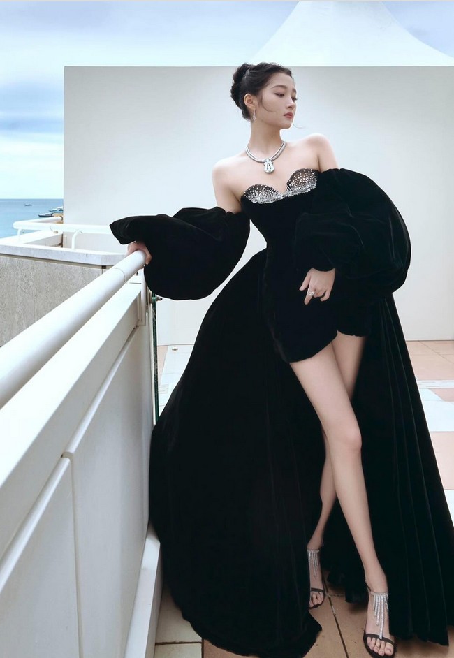 Guan Xiaotong yang merupakan ‘tamu langganan’ Cannes Film Festival tampil ultra-glamor dalam gaun Giambattista Valli Haute Couture. Gaun sutera berpotongan hi-lo ini tampak istimewa dengan siluet bustier dan lengan balon. Foto: Instagram/@giambattistavalliparis