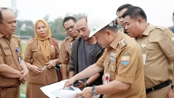 Gubernur Jambi Al Haris ketika meninjau proyek Islamic Center.