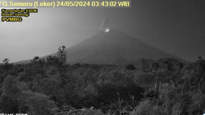 Arsip foto: Gunung Semeru erupsi pada Jumat (24/5/2024) pukul 03.41 WIB (ANTARA/HO-PVMBG)