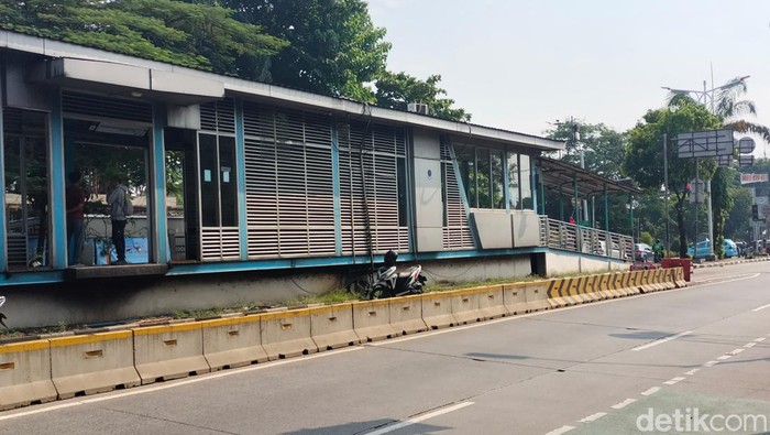 Halte TransJ Simpang Ragunan direvitalisasi. (Astrid Meishella/detikcom)