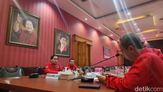 Utusan Hendrar Prihadi (Hendi), Aling saat mengambil formulir Cagub untuk Hendi di kantor DPD PDIP Jateng, Semarang, Senin (27/5/2024).