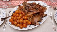 Masyarakat di Denmark punya budaya menyajikan satu ekor bebek utuh saat merayakan Natal. Hidangan tersebut diolah dengan cara dipanggang dan diberi nama Juleand. Foto: Taste Atlas