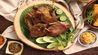 Ada banyak jenis bebek goreng di Indonesia, tetapi hampir semuanya pasti menggunakan rempah yang melimpah. Tak heran jika Taste Atlas menobatkannya sebagai salah satu hidangan bebek terenak di dunia. Foto: Taste Atlas