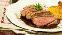 Hidangan bernama Magret de canard mulai disajikan pada tahun 1950an di Perancis. Adalah Andre Daguin, chef asal Perancis yang berhasil menyajikan bebek mirip steak dalam hidangan ini. Foto: Taste Atlas