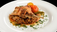 Menggunakan banyak rempah, ada hidangan bebek asal Rumania yang terkenal dengan nama Rață pe varză. Secara khusus sajian ini menggunakan bagian kaki bebek yang empuk. Foto: Taste Atlas