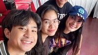Devano Danendra adalah anak dari Iis Dahlia dan Satrio Dewandono. Devano berkarier di dunia hiburan sebagai musisi dan aktor. Foto: dok. Instagram Iis Dahlia