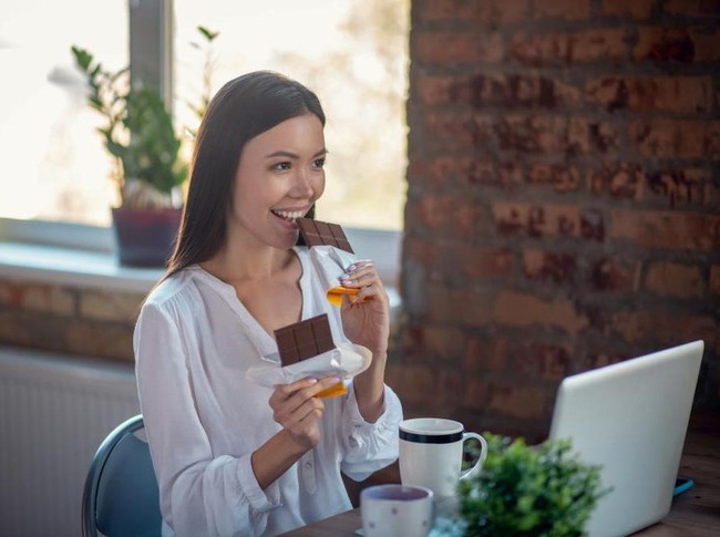 Ilustrasi Coklat atau Ngemil