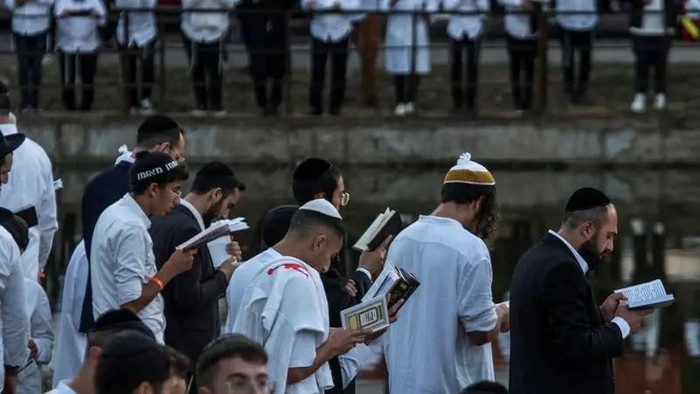 Ultra-Orthodox Jews pray during a celebration of the Rosh Hashanah holiday, the Jewish New Year, amid Russias attack on Ukraine, in Uman, Ukraine September 16, 2023. (File photo: Reuters)