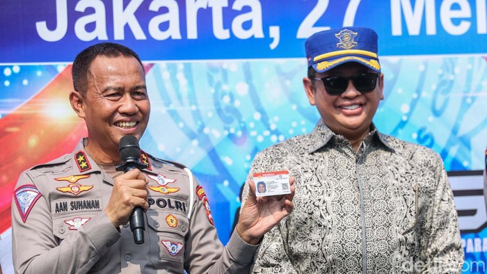Korlantas Polri resmi menerbitkan Surat Izin Mengemudi (SIM) golongan C1 di seluruh Indonesia mulai hari ini. SIM C1 berlaku untuk motor 250-500 cc.