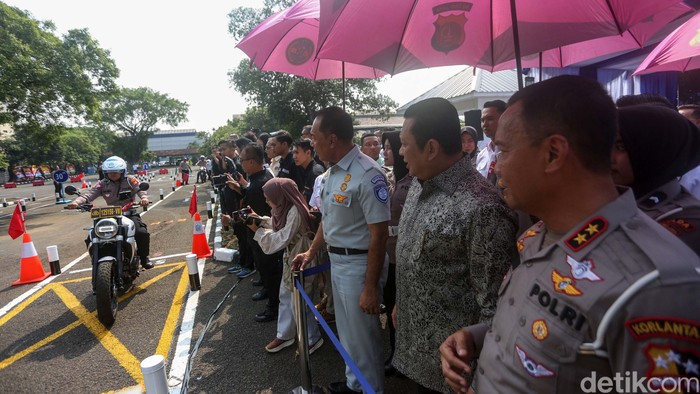 Korlantas Polri resmi menerbitkan Surat Izin Mengemudi (SIM) golongan C1 di seluruh Indonesia mulai hari ini. SIM C1 berlaku untuk motor 250-500 cc.