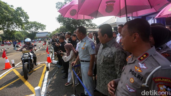 Ini SIM C1 untuk Motor 250-500 CC Korlantas Polri resmi menerbitkan Surat Izin Mengemudi (SIM) golongan C1 di seluruh Indonesia mulai hari ini. SIM C1 berlaku untuk motor 250-500 cc.