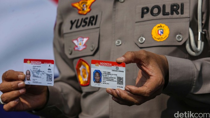 Korlantas Polri resmi menerbitkan Surat Izin Mengemudi (SIM) golongan C1 di seluruh Indonesia mulai hari ini. SIM C1 berlaku untuk motor 250-500 cc.