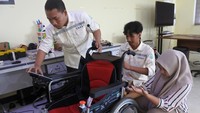 Gabungan mahasiswa Teknik Elektro dan Teknik Mesin Universitas Jember menciptakan inovasi kursi roda pintar berbasis kontrol suara dan pikiran otak, untuk membantu penyandang disabilitas yang kesulitan menggerakkan tangan.  