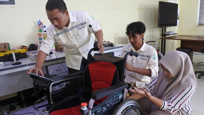 Sejumlah mahasiswa menunjukkan inovasi kursi roda pintar di Universitas Jember, Jawa Timur, Senin (27/5/2024). Gabungan mahasiswa Teknik Elektro dan Teknik Mesin Universitas Jember menciptakan inovasi kursi roda pintar berbasis kontrol suara dan pikiran otak, untuk membantu penyandang disabilitas yang kesulitan menggerakkan tangan. ANTARA FOTO/Seno/foc.
