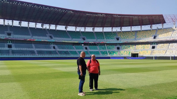 Inspeksi PSSI, FIFA, dan AFC di lapangan Stadion GBT dan Gelora 10 November jelang Piala AFF U-19.
