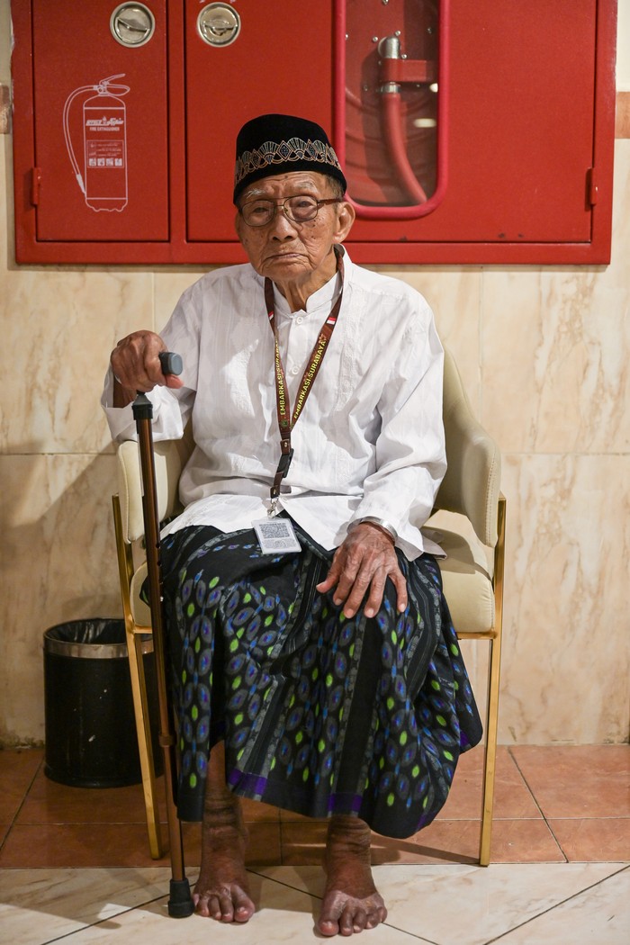 Jamaah calon haji Indonesia embarkasi Surabaya SUB 19, Harjo Mislan mengacungkan jempol kepada Petugas Penyelanggara Ibadah Haji di depan kamar hotelnya di Makkah, Arab Saudi, Minggu (26/5/2024). Kementerian Agama mencatat Harjo Mislan yang merupakan warga Ponorogo tersebut sebagai jamaah tertua se-Indonesia pada musim haji 1445 H/2024 M dengan usia 110 tahun. ANTARA FOTO/Sigid Kurniawan/rwa.