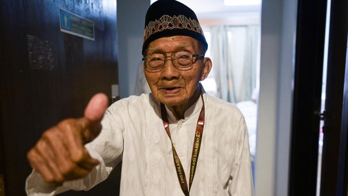 Jamaah calon haji Indonesia embarkasi Surabaya SUB 19, Harjo Mislan mengacungkan jempol kepada Petugas Penyelanggara Ibadah Haji di depan kamar hotelnya di Makkah, Arab Saudi, Minggu (26/5/2024).  Kementerian Agama mencatat Harjo Mislan yang merupakan warga Ponorogo tersebut sebagai jamaah tertua se-Indonesia pada musim haji 1445 H/2024 M dengan usia 110 tahun. ANTARA FOTO/Sigid Kurniawan/rwa.
