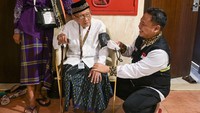 Untuk memastikan terjaganya kesehatan jemaah tersebut, dokter dari Tim Kesehatan Haji Daerah melakukan pemeriksaan gula darah, tekanan darah hingga konsultasi keluhan penyakit secara berkala agar mampu beribadah dengan lancar di Tanah Suci.