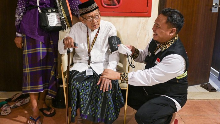 Jamaah calon haji Indonesia embarkasi Surabaya SUB 19, Harjo Mislan mengacungkan jempol kepada Petugas Penyelanggara Ibadah Haji di depan kamar hotelnya di Makkah, Arab Saudi, Minggu (26/5/2024). Kementerian Agama mencatat Harjo Mislan yang merupakan warga Ponorogo tersebut sebagai jamaah tertua se-Indonesia pada musim haji 1445 H/2024 M dengan usia 110 tahun. ANTARA FOTO/Sigid Kurniawan/rwa.