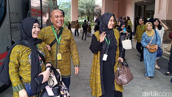 Sekitar 60 calon jemaah haji Paket Al-Fath Maktour menuju Madinah, Arab Saudi, Senin (27/5/2024). Mereka dilepas Nadhif Kasyvilla di Hotel Sultan, Jakarta.